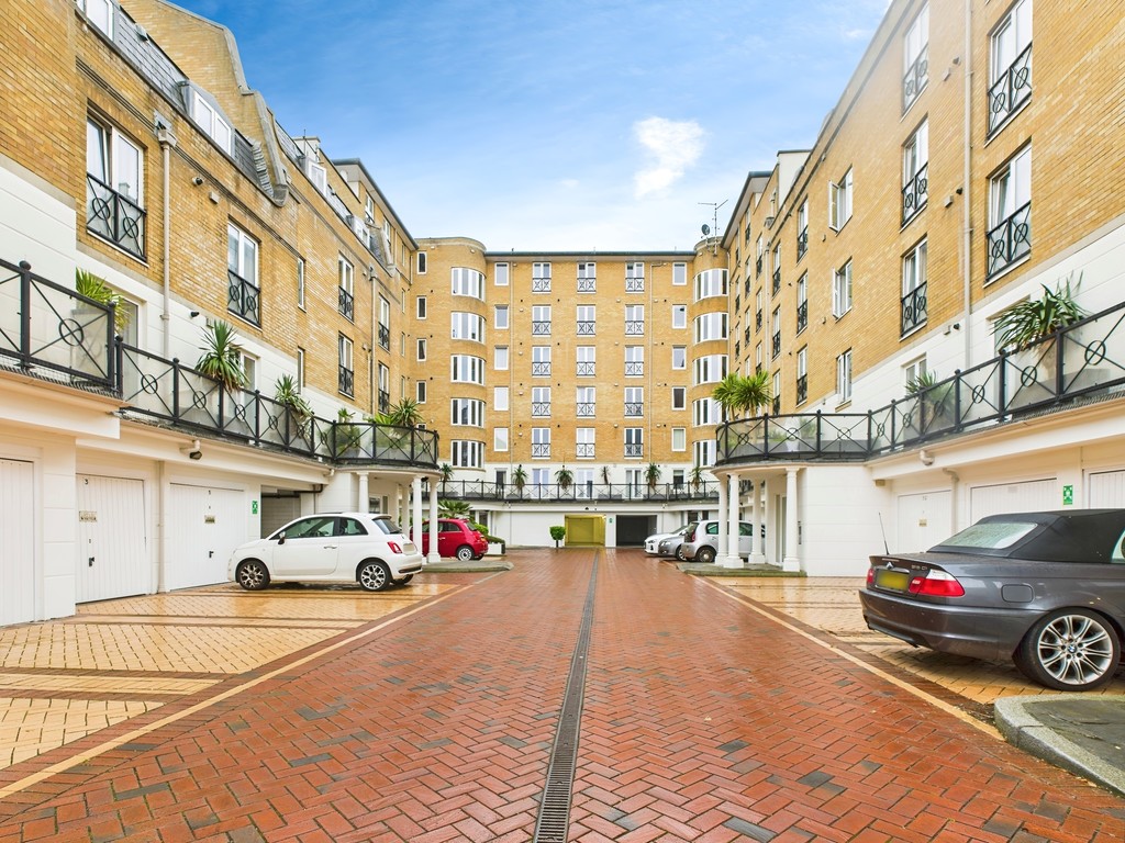 3 bed apartment to rent in Warnes, Steyne Gardens, Worthing  - Property Image 12