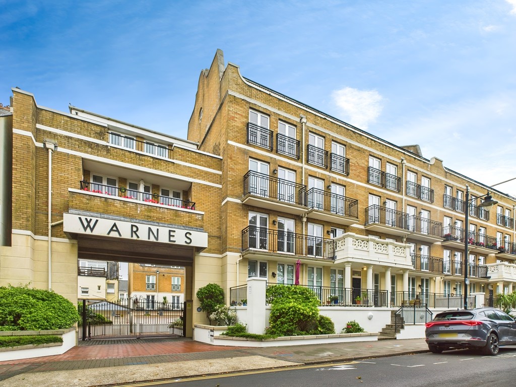 3 bed apartment to rent in Warnes, Steyne Gardens, Worthing