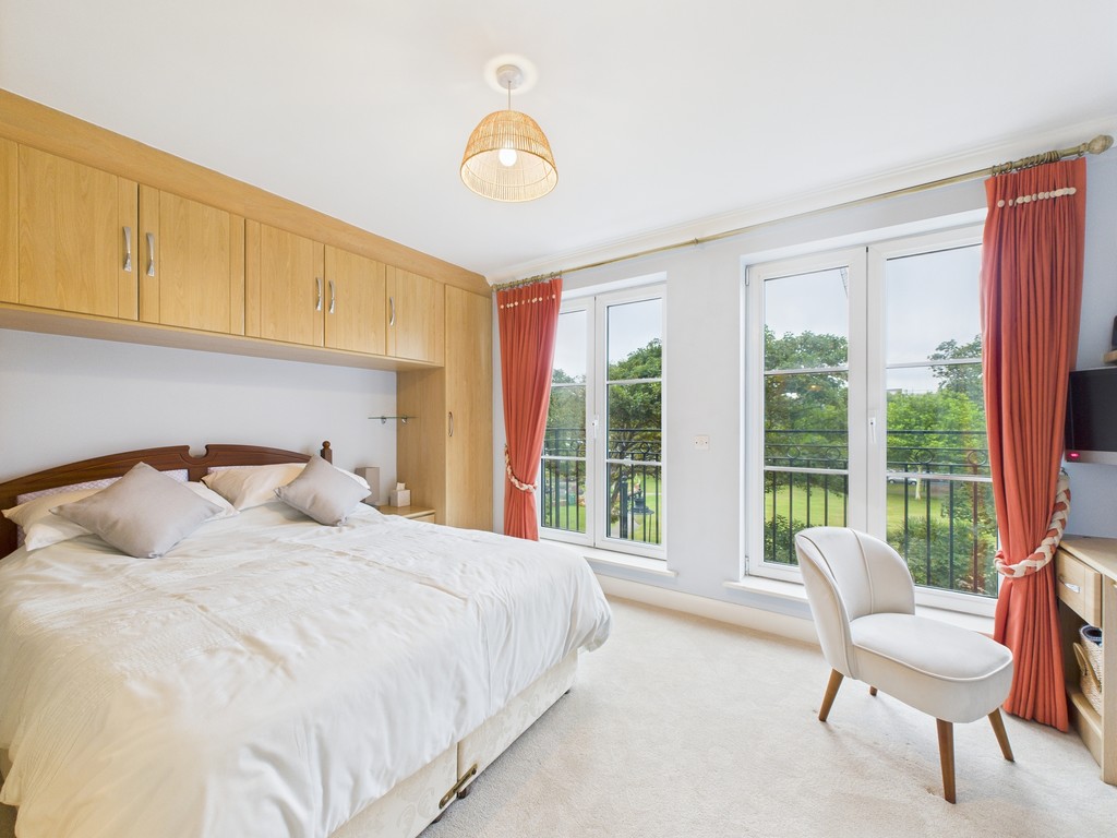 3 bed apartment to rent in Warnes, Steyne Gardens, Worthing  - Property Image 4