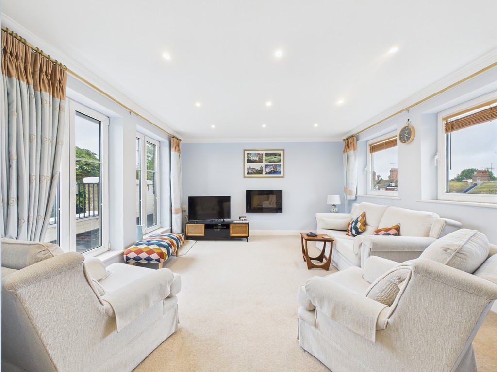 3 bed apartment to rent in Warnes, Steyne Gardens, Worthing  - Property Image 5