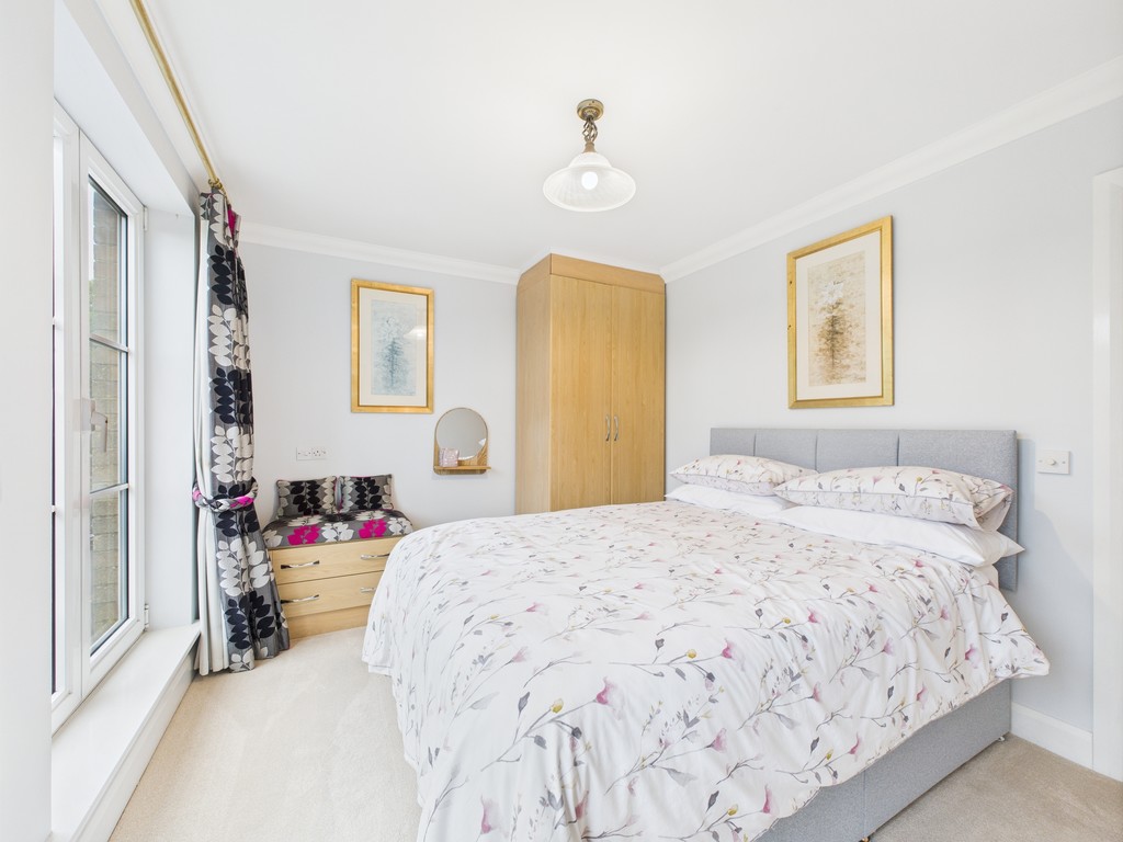 3 bed apartment to rent in Warnes, Steyne Gardens, Worthing  - Property Image 6