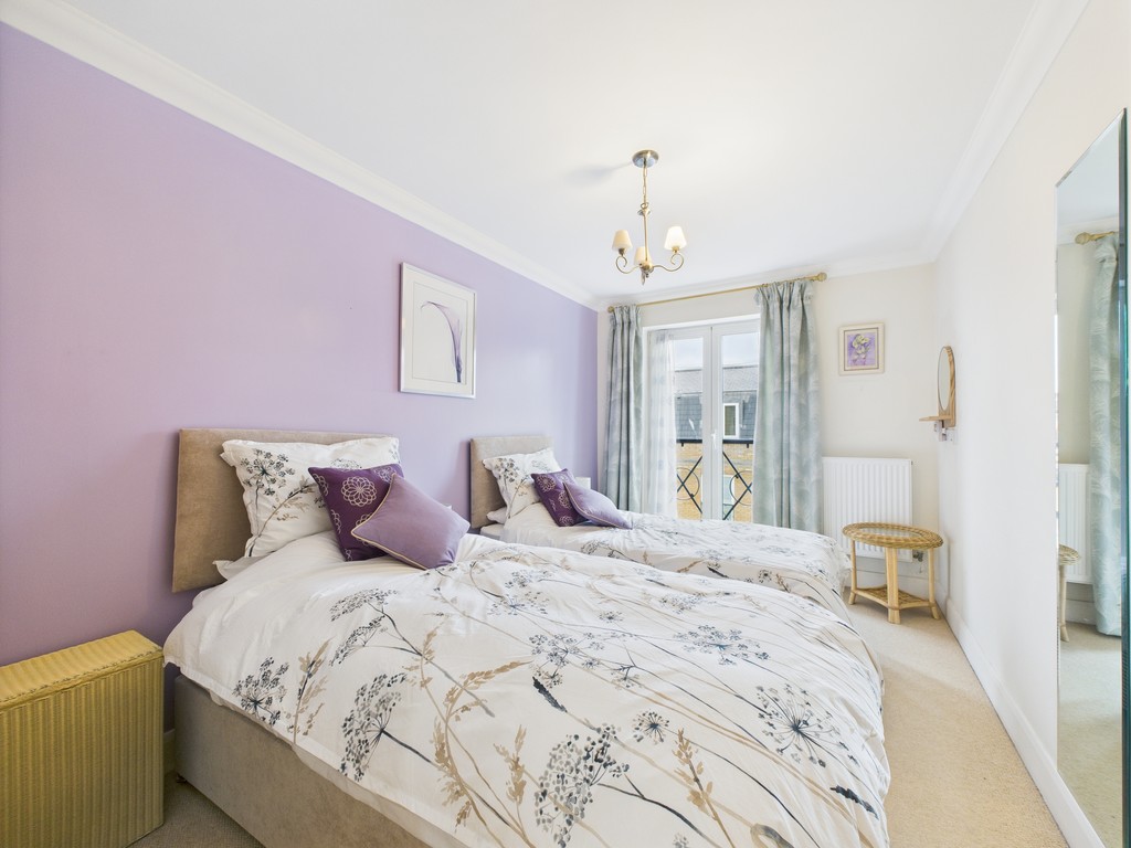 3 bed apartment to rent in Warnes, Steyne Gardens, Worthing  - Property Image 8