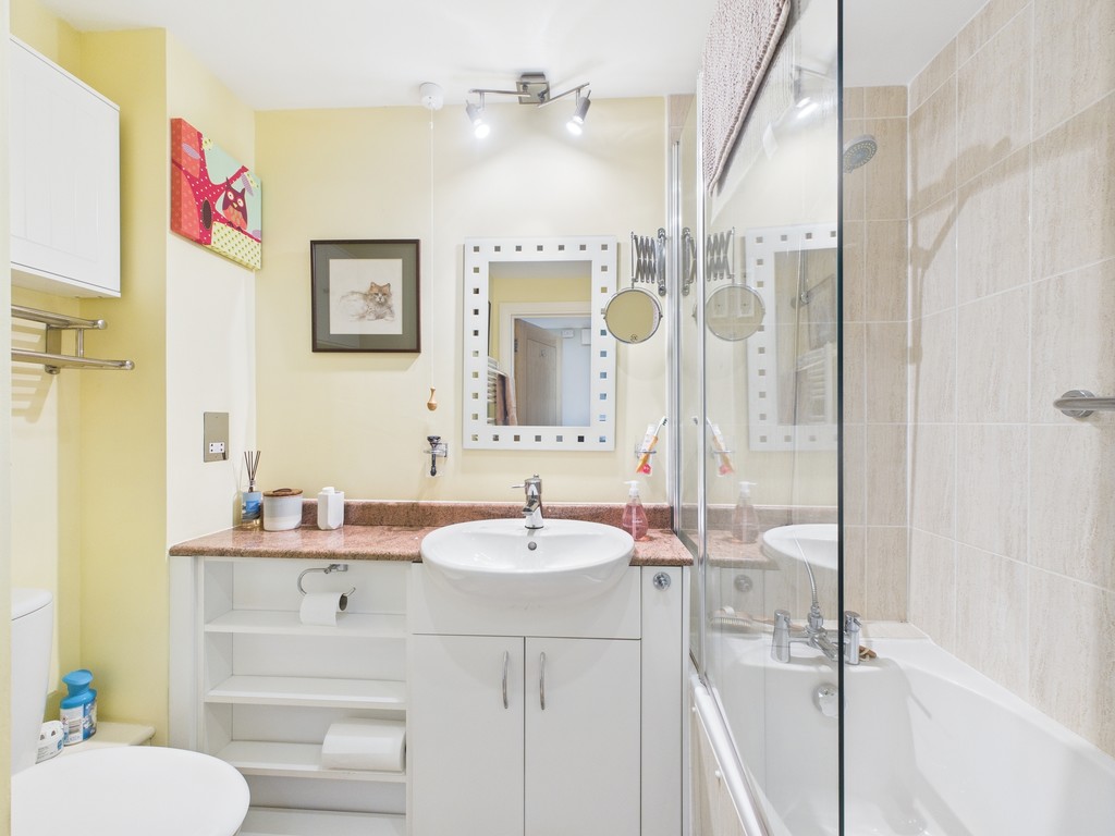 3 bed apartment to rent in Warnes, Steyne Gardens, Worthing  - Property Image 9