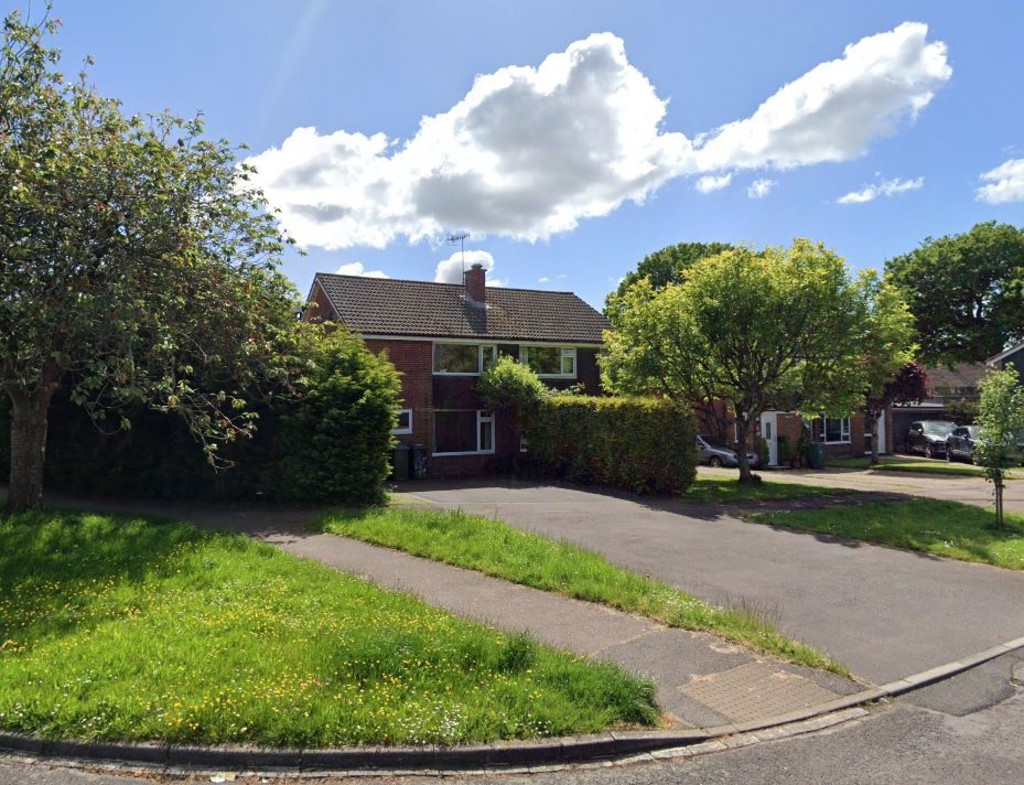 3 bed terraced house to rent in Beech Road, Horsham
