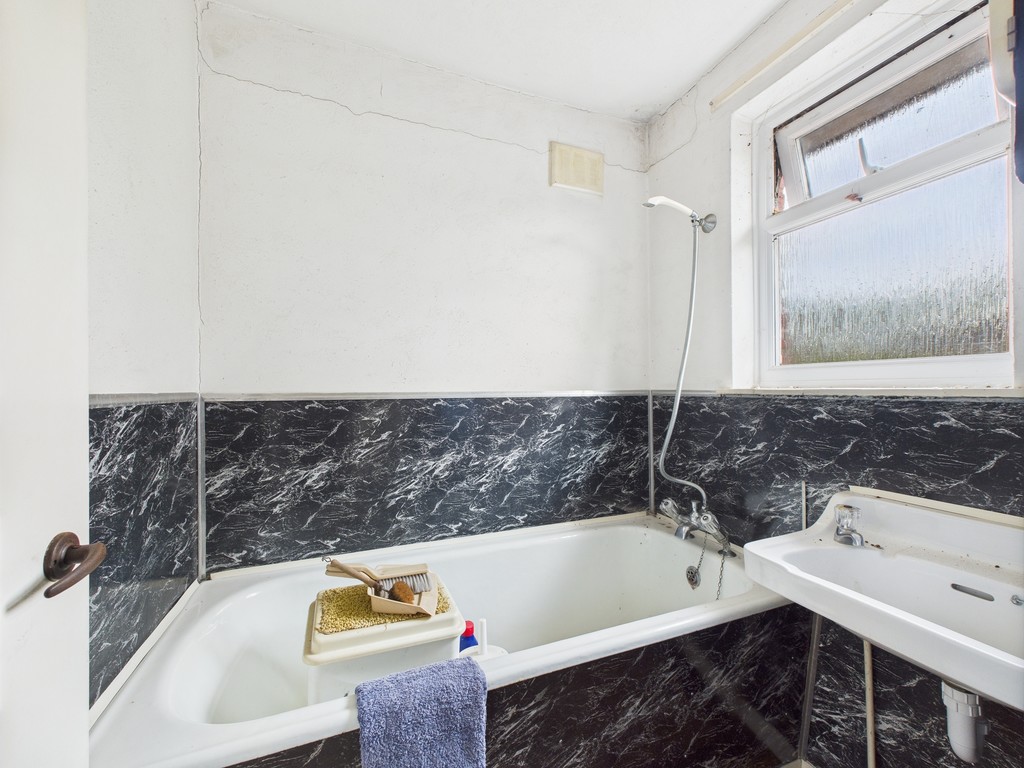 3 bed semi-detached house for sale in Longfield Road, Horsham  - Property Image 9