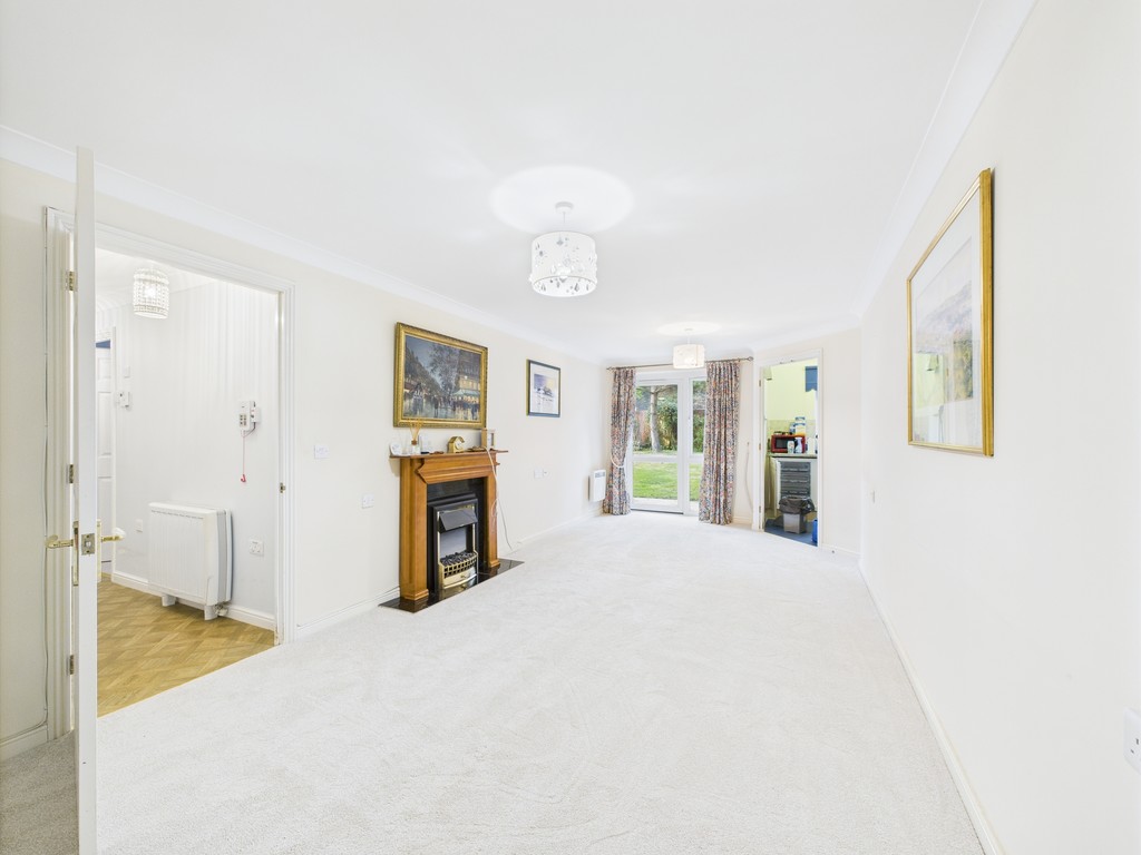 2 bed ground floor flat for sale in Kings Road, Horsham  - Property Image 10