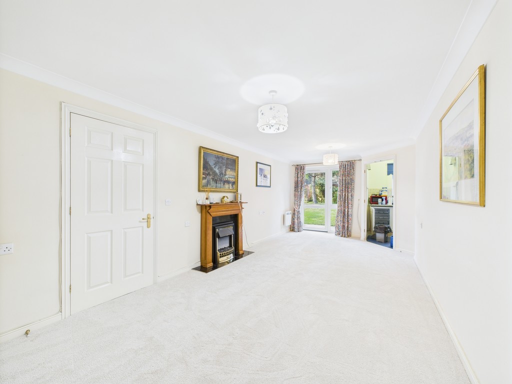 2 bed ground floor flat for sale in Kings Road, Horsham  - Property Image 5