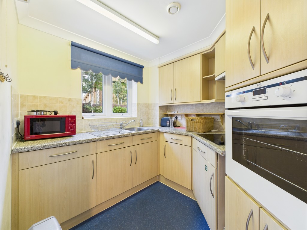 2 bed ground floor flat for sale in Kings Road, Horsham  - Property Image 12