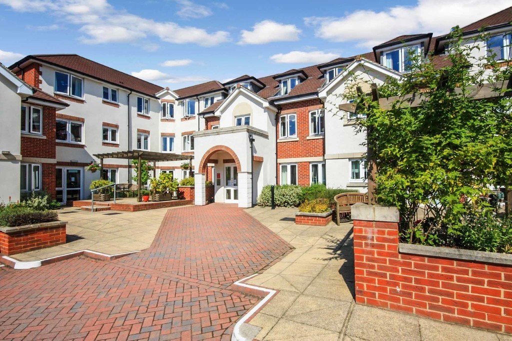 2 bed ground floor flat for sale in Kings Road, Horsham