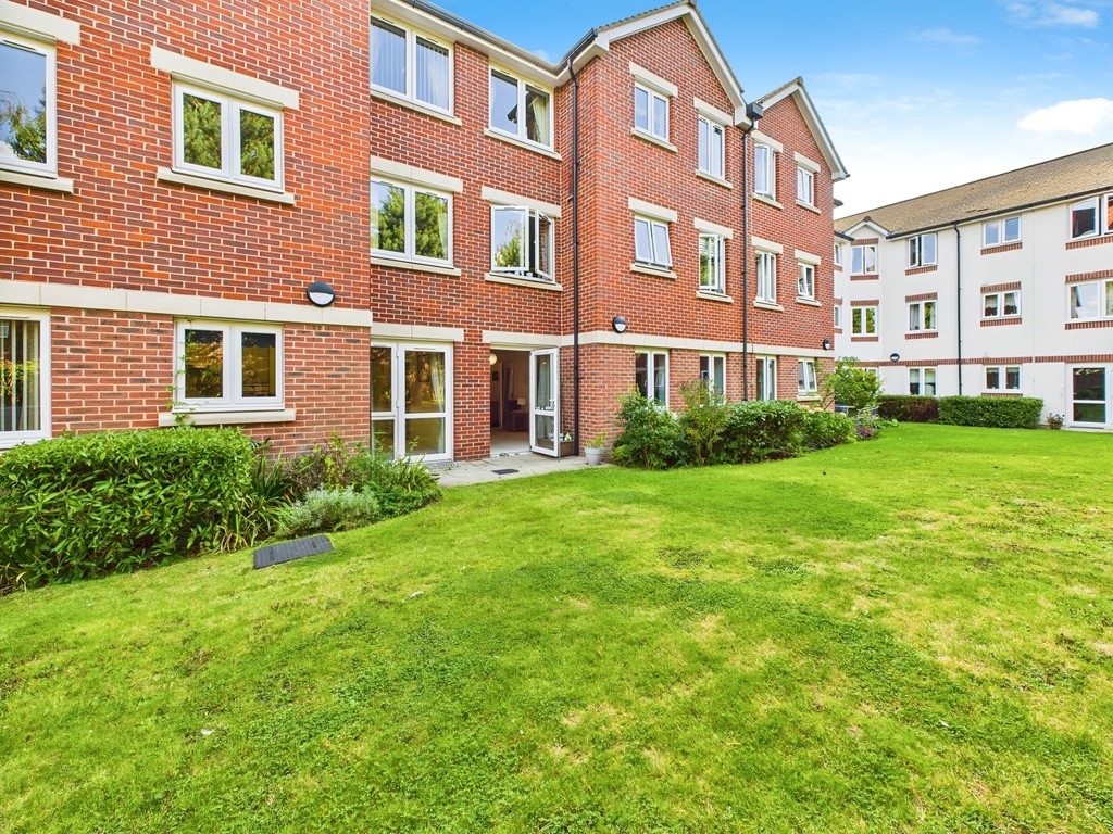 2 bed ground floor flat for sale in Kings Road, Horsham