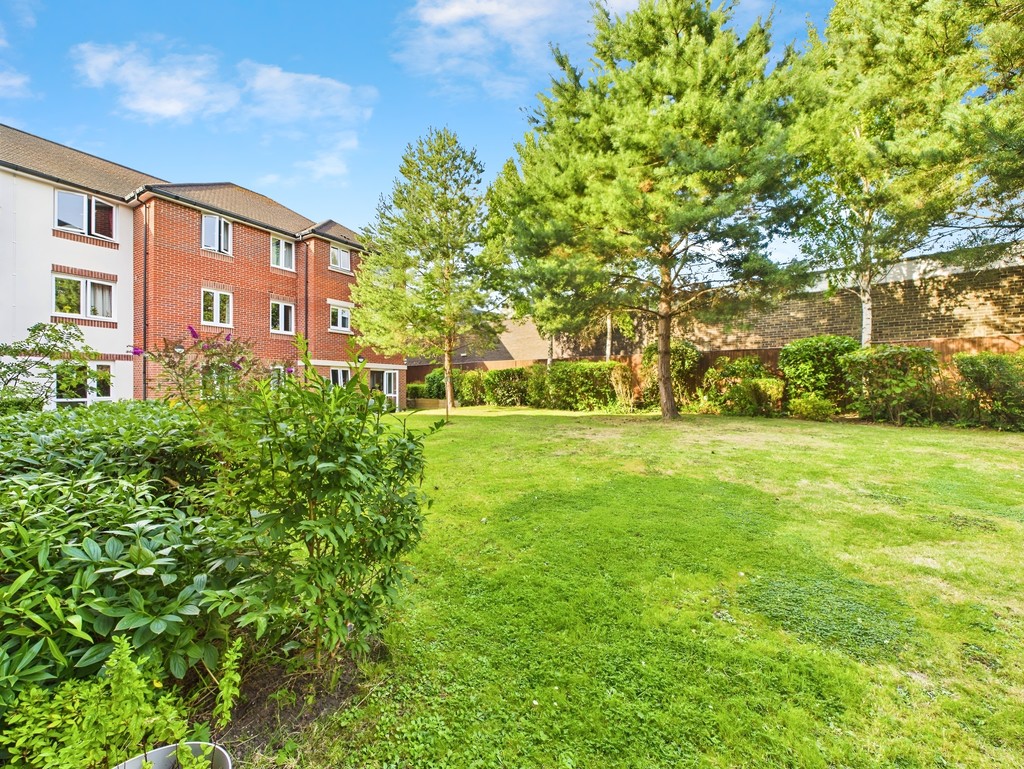 2 bed ground floor flat for sale in Kings Road, Horsham  - Property Image 15