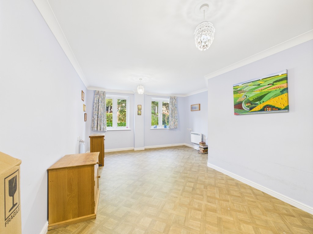 2 bed ground floor flat for sale in Kings Road, Horsham  - Property Image 4