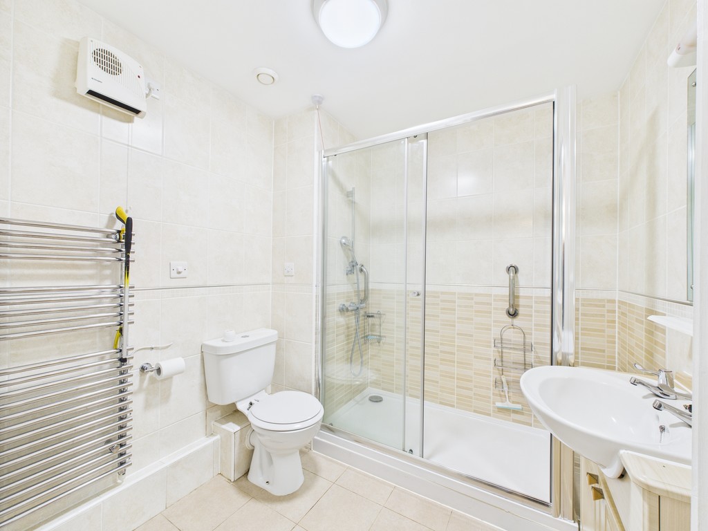 2 bed ground floor flat for sale in Kings Road, Horsham  - Property Image 7