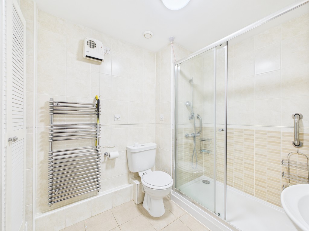 2 bed ground floor flat for sale in Kings Road, Horsham  - Property Image 11