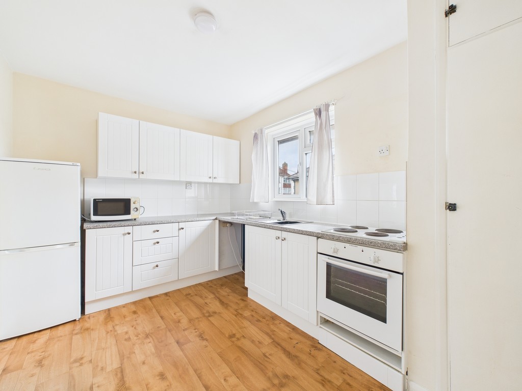 2 bed maisonette to rent in Embassy Court, Sydney Road, RH16  - Property Image 2