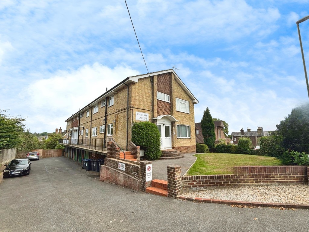 2 bed maisonette to rent in Embassy Court, Sydney Road, RH16