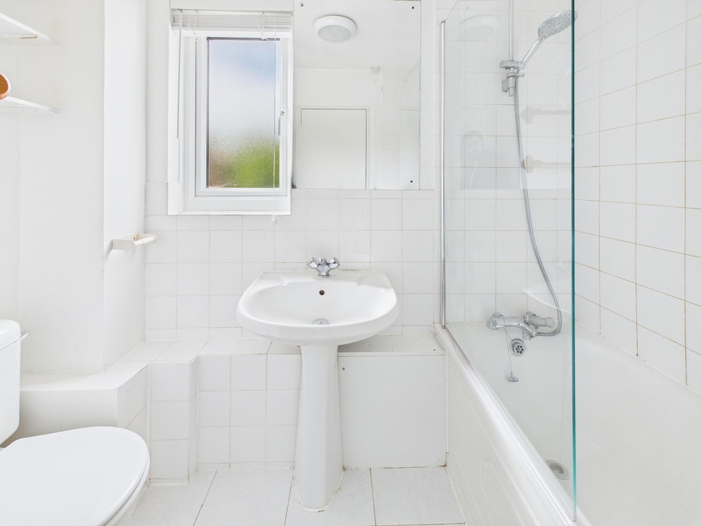 2 bed end of terrace house to rent in Shandys Close, Horsham  - Property Image 8