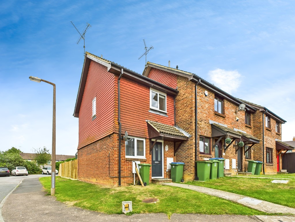 2 bed end of terrace house to rent in Shandys Close, Horsham