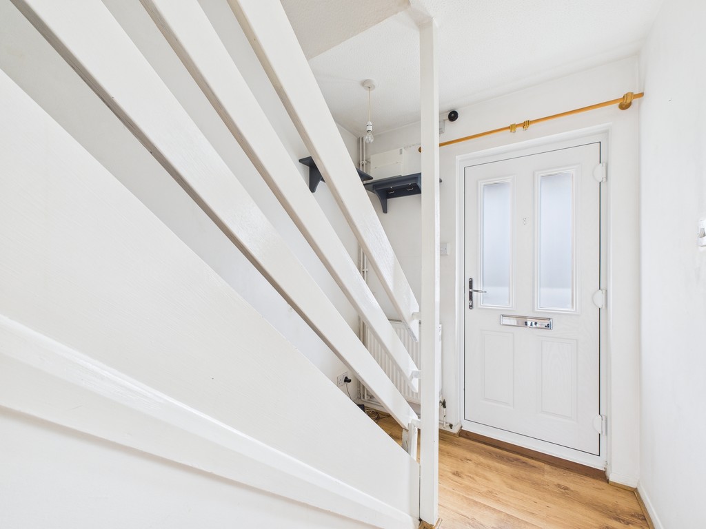 2 bed end of terrace house to rent in Shandys Close, Horsham  - Property Image 3