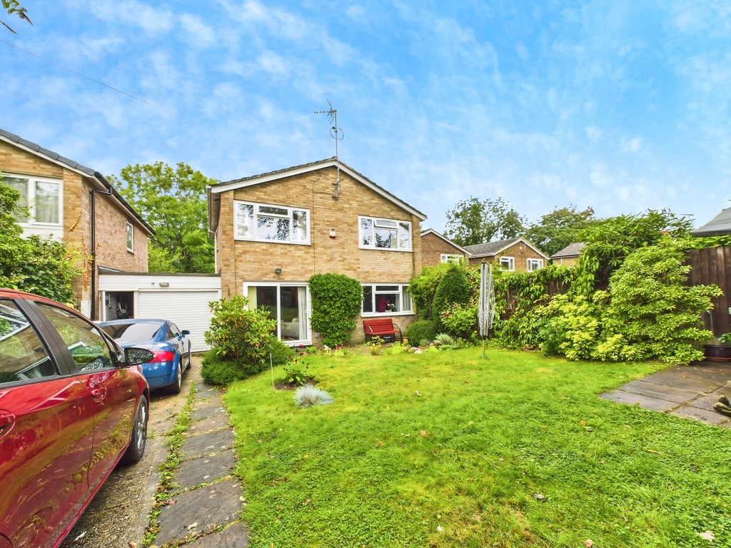4 bed link detached house for sale in Stirling Way, Horsham