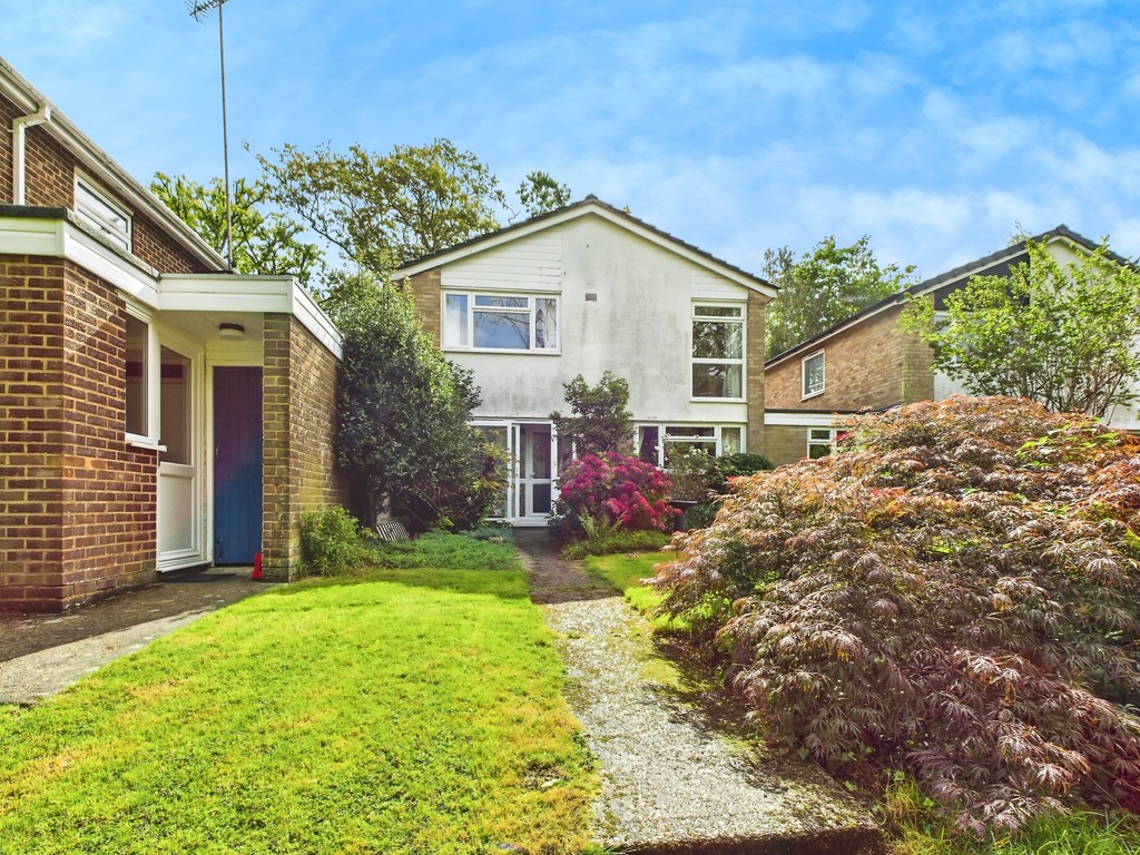 4 bed link detached house for sale in Stirling Way, Horsham