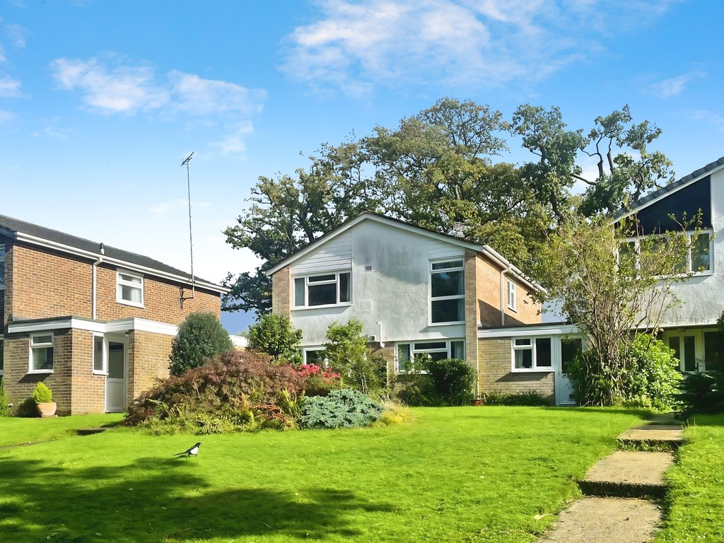 4 bed link detached house for sale in Stirling Way, Horsham
