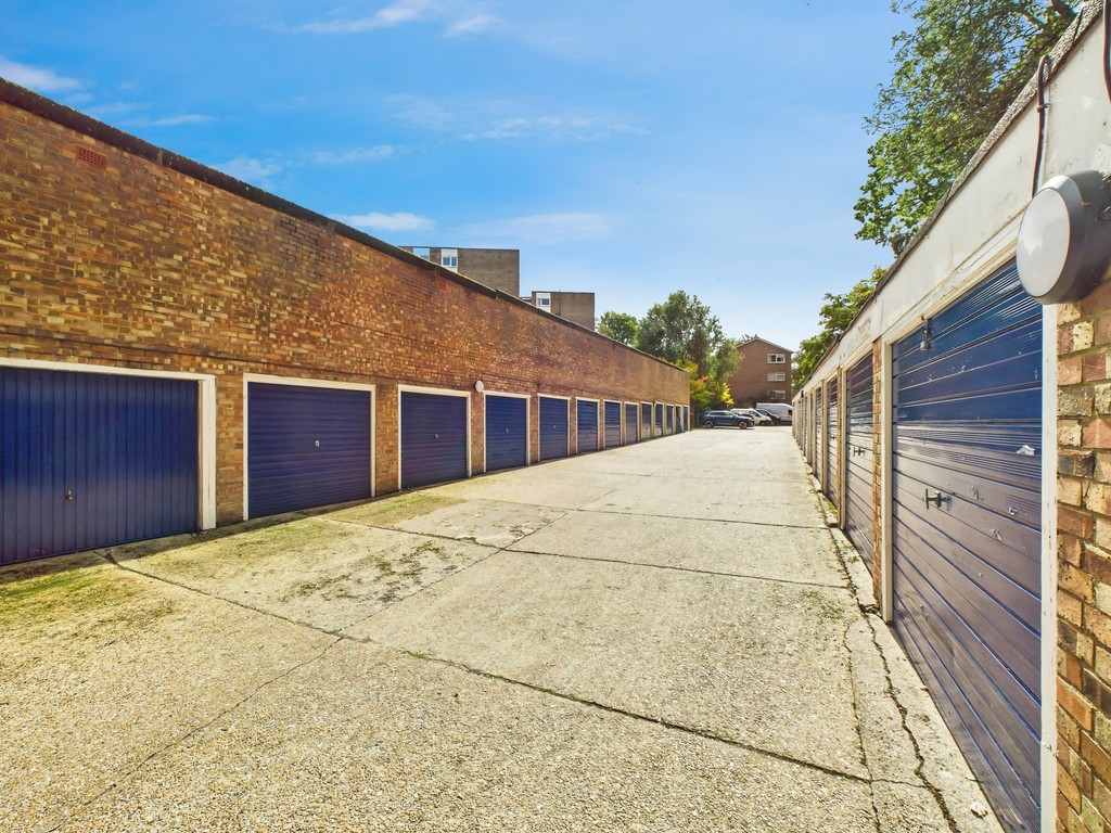 2 bed apartment for sale in Paddockhall Road, Haywards Heath  - Property Image 2