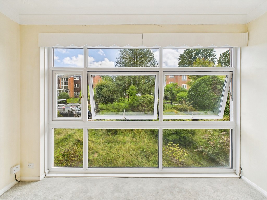 2 bed apartment for sale in Paddockhall Road, Haywards Heath  - Property Image 4