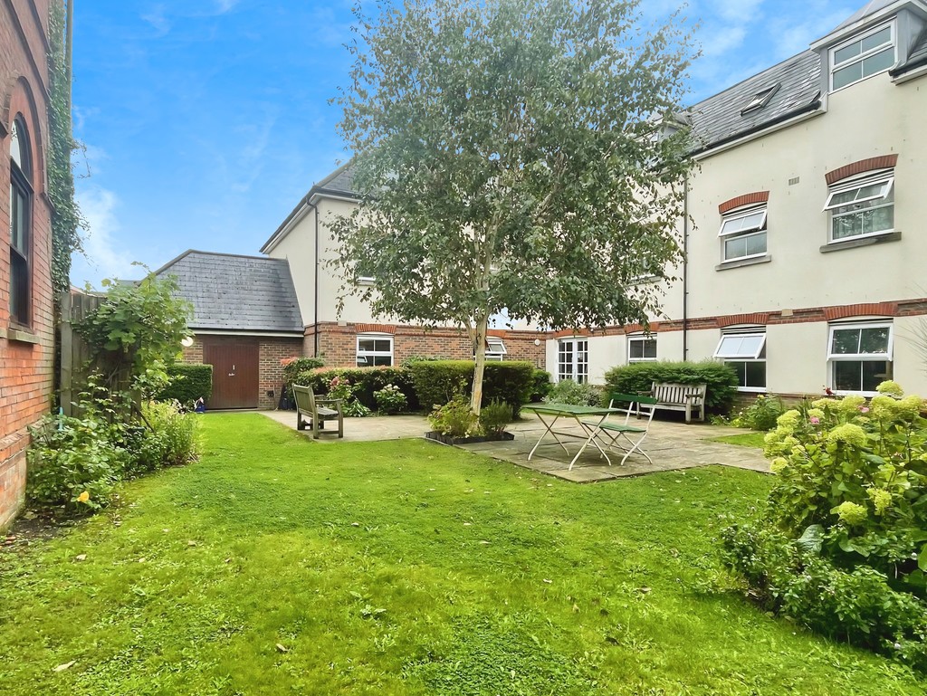 2 bed apartment for sale in Brighton Road, Horsham  - Property Image 10