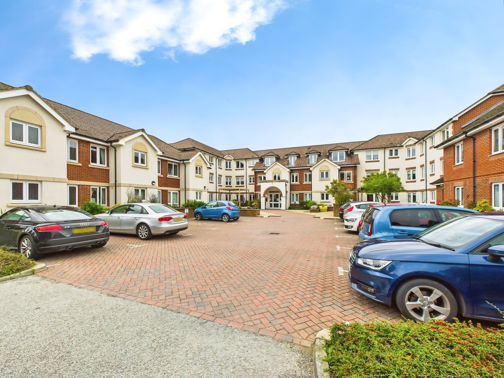 1 bed for sale in Manton Court, Kings Road, Horsham  - Property Image 7