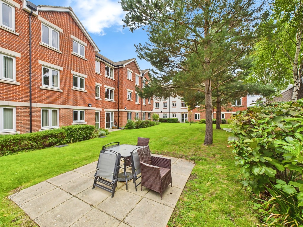 1 bed for sale in Manton Court, Kings Road, Horsham  - Property Image 6