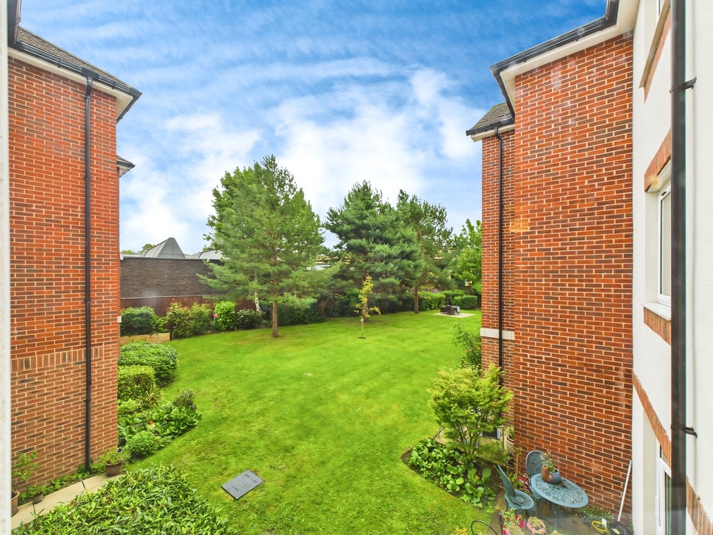 1 bed for sale in Manton Court, Kings Road, Horsham  - Property Image 14