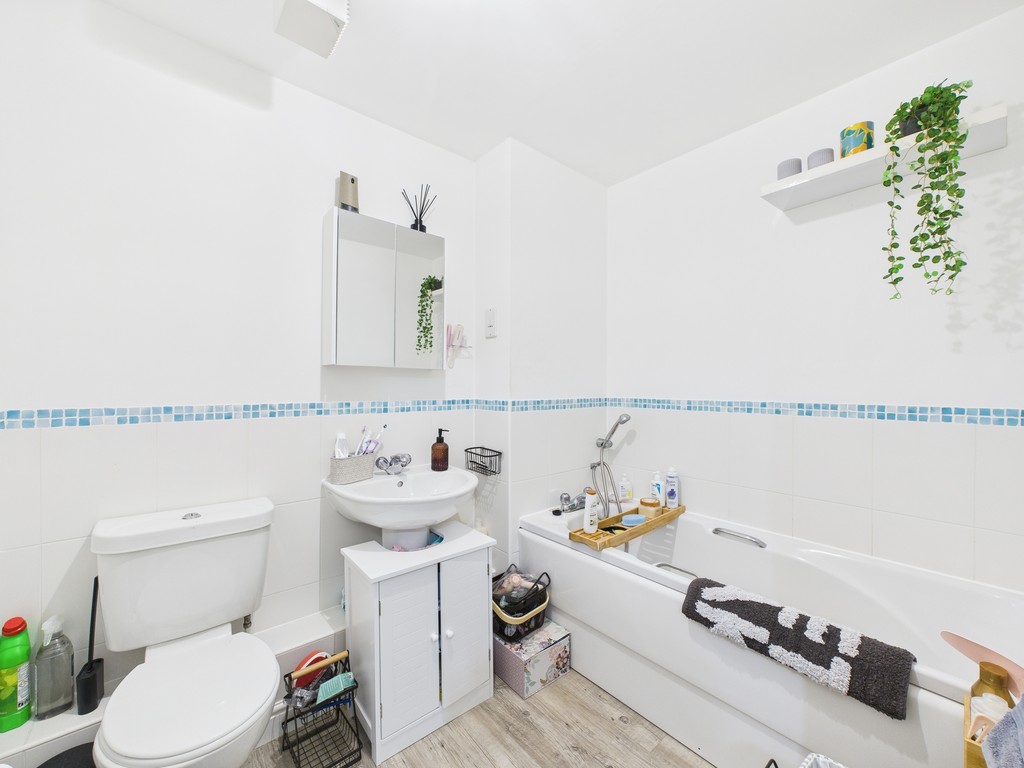 2 bed apartment for sale in Crawley Road, Horsham  - Property Image 7