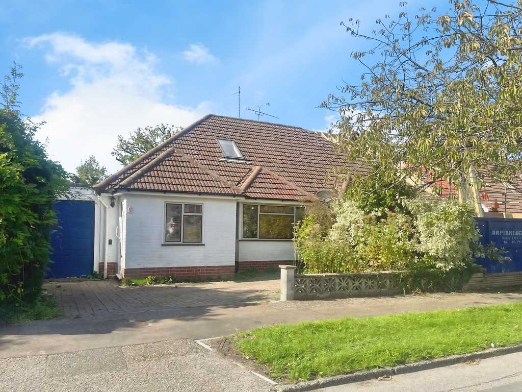 3 bed semi-detached bungalow for sale in Ringley Road, Horsham