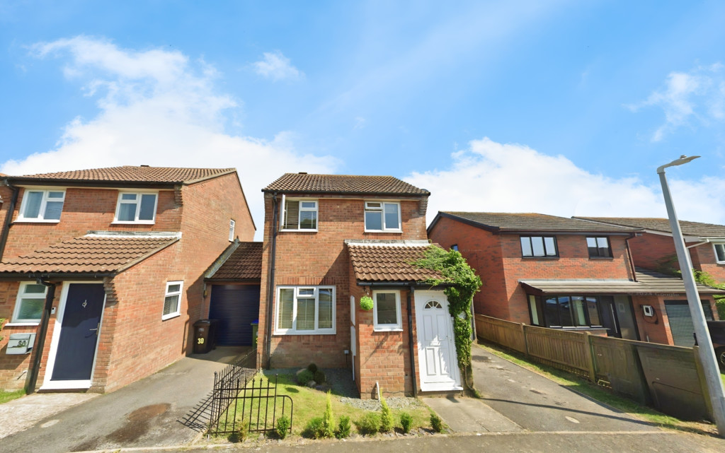 4 bed link detached house for sale in The Ridings, Peacehaven