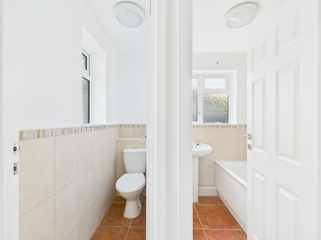 2 bed detached bungalow to rent in Turners Mill Close, Haywards Heath  - Property Image 11