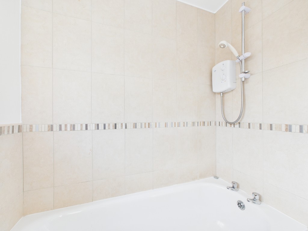 2 bed detached bungalow to rent in Turners Mill Close, Haywards Heath  - Property Image 5