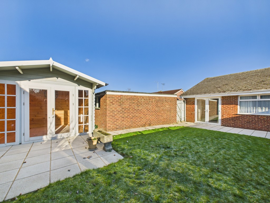 2 bed semi-detached bungalow to rent in Shepherds Way, Horsham - Property Image 10