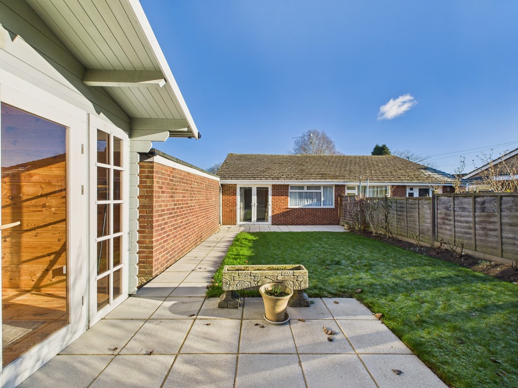 2 bed semi-detached bungalow to rent in Shepherds Way, Horsham - Property Image 15