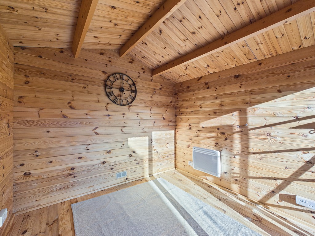 2 bed semi-detached bungalow to rent in Shepherds Way, Horsham - Property Image 13