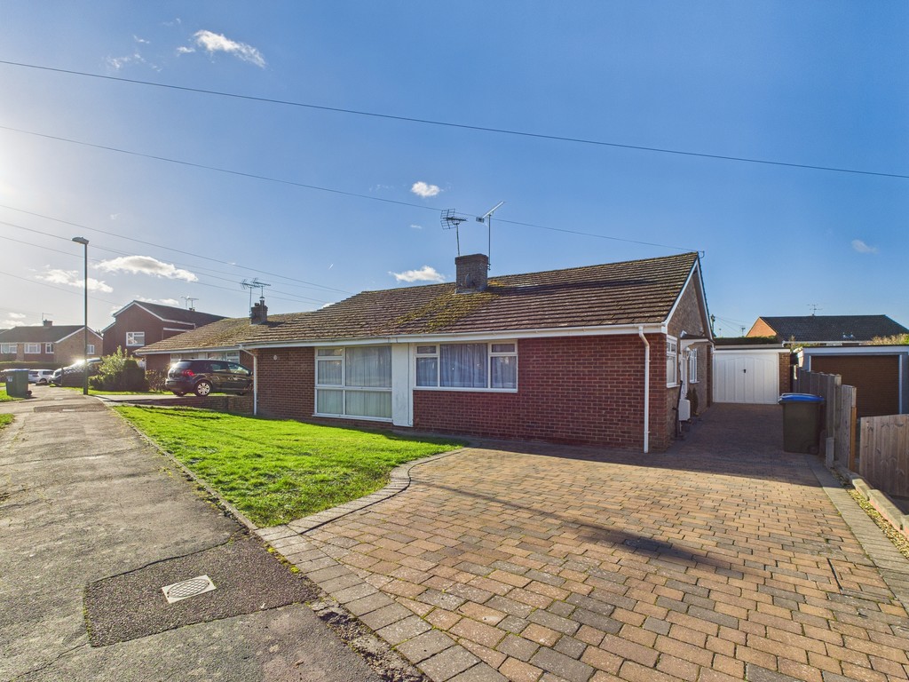 2 bed semi-detached bungalow to rent in Shepherds Way, Horsham