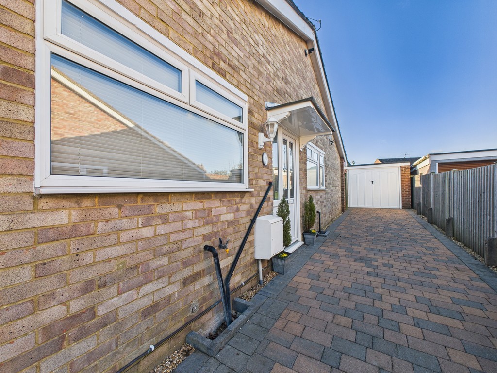 2 bed semi-detached bungalow to rent in Shepherds Way, Horsham - Property Image 14