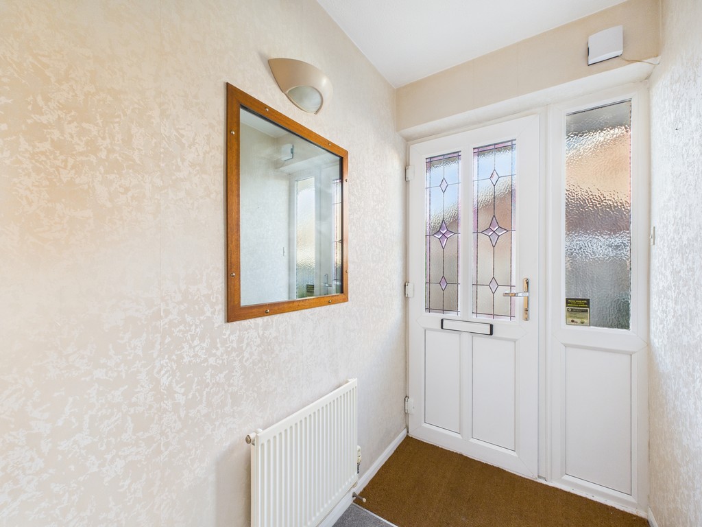 2 bed semi-detached bungalow to rent in Shepherds Way, Horsham - Property Image 3