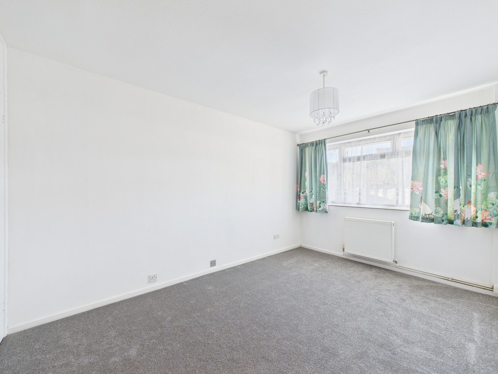 2 bed semi-detached bungalow to rent in Shepherds Way, Horsham - Property Image 5