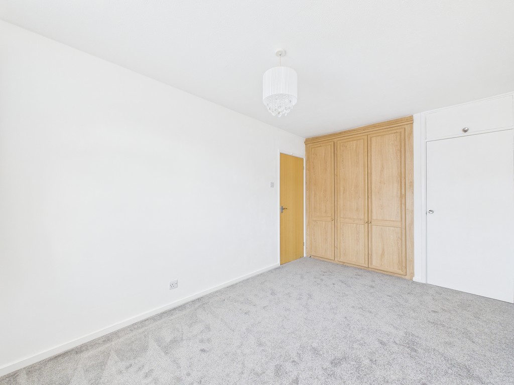 2 bed semi-detached bungalow to rent in Shepherds Way, Horsham - Property Image 6