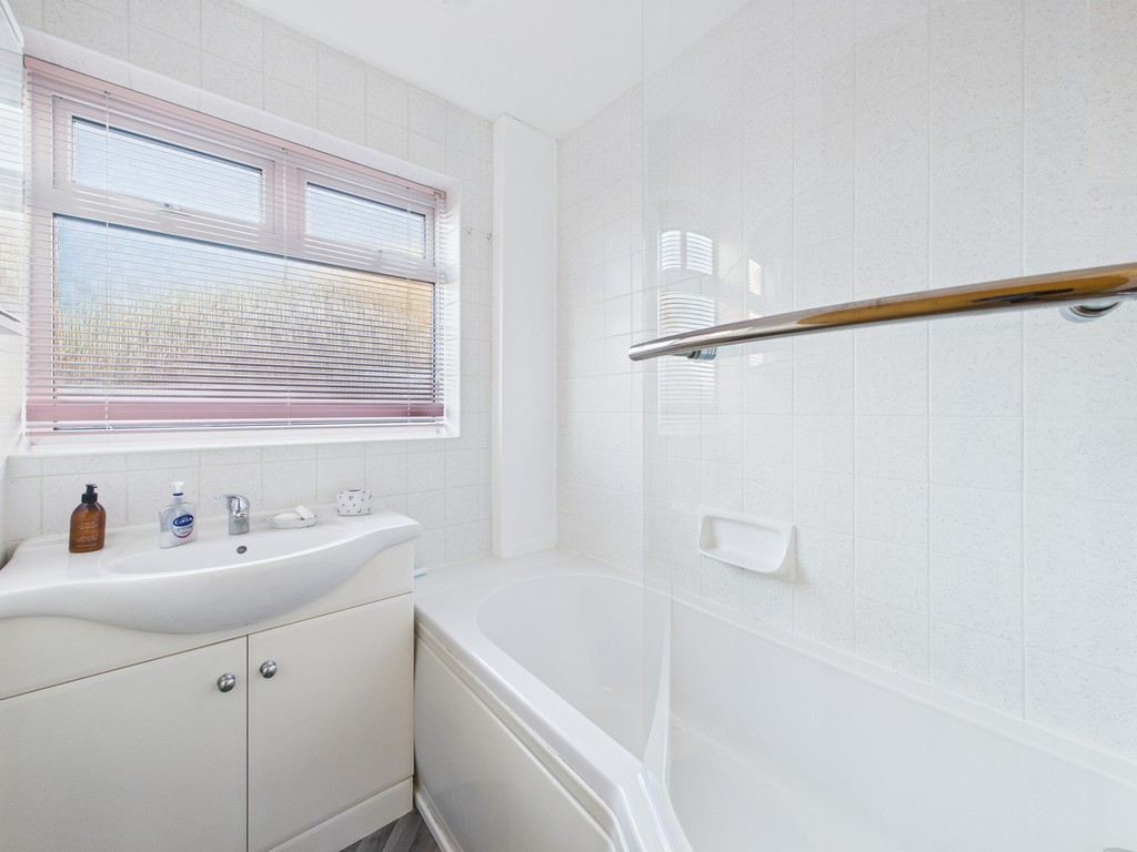 2 bed semi-detached bungalow to rent in Shepherds Way, Horsham - Property Image 11