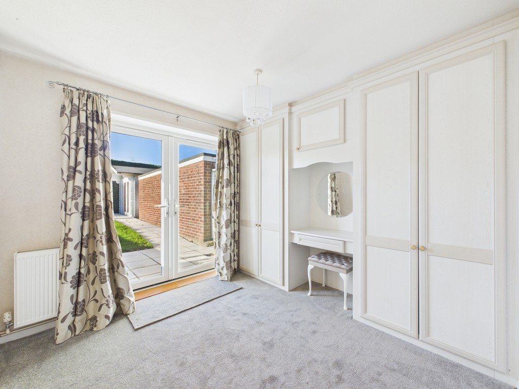 2 bed semi-detached bungalow to rent in Shepherds Way, Horsham - Property Image 8