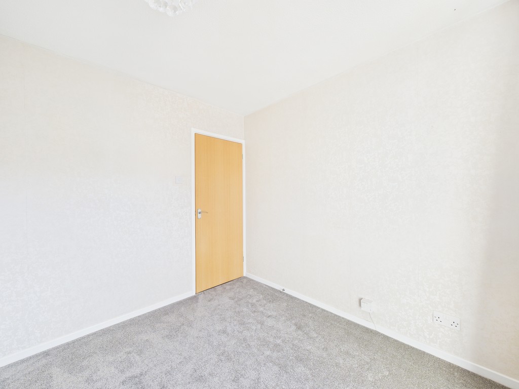 2 bed semi-detached bungalow to rent in Shepherds Way, Horsham - Property Image 9