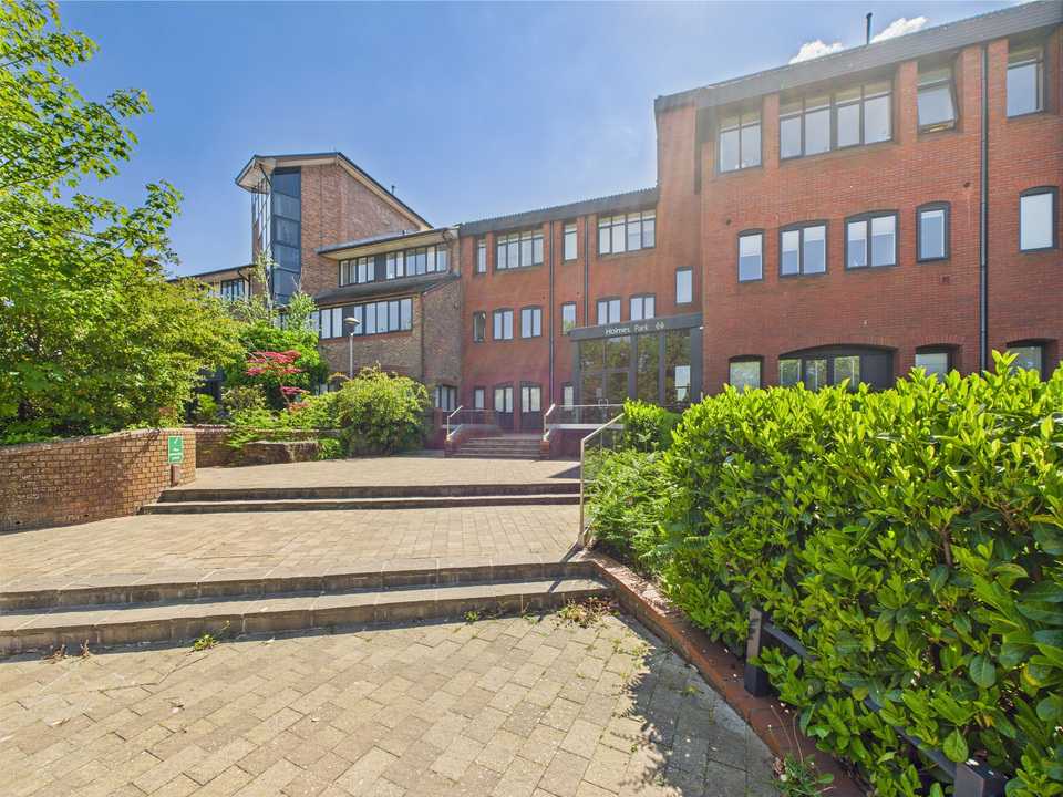 Studio flat for sale in North Street, Horsham - Property Image 1