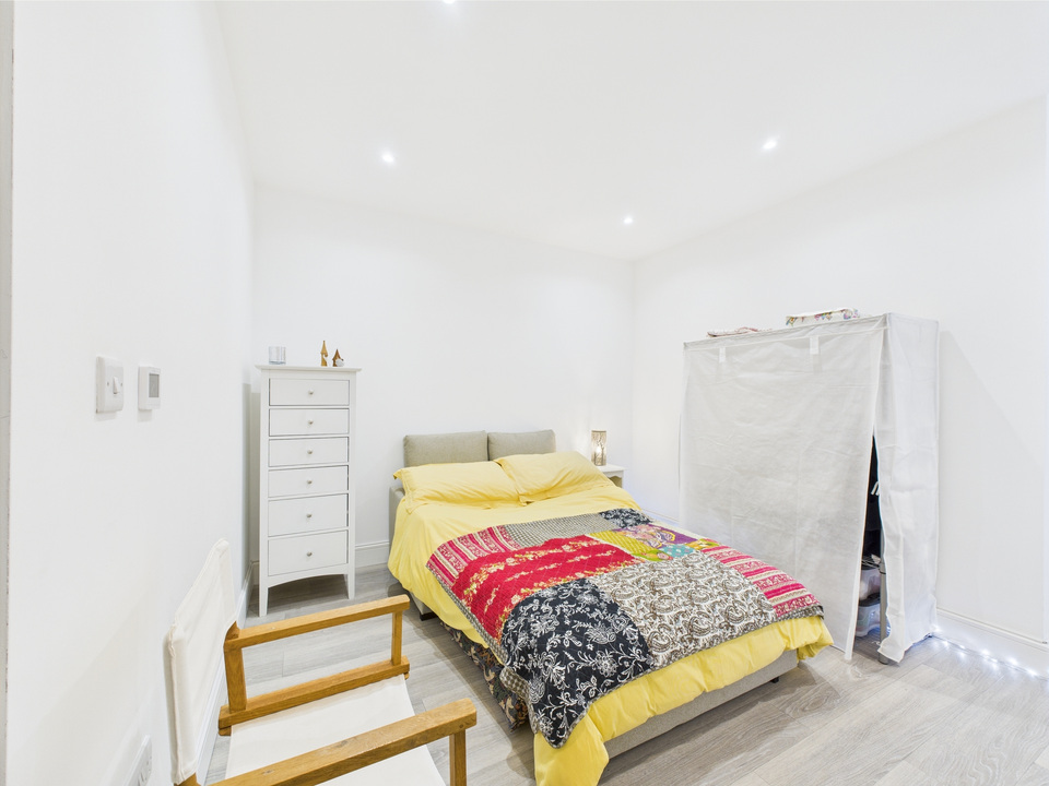 Studio flat for sale in North Street, Horsham  - Property Image 3